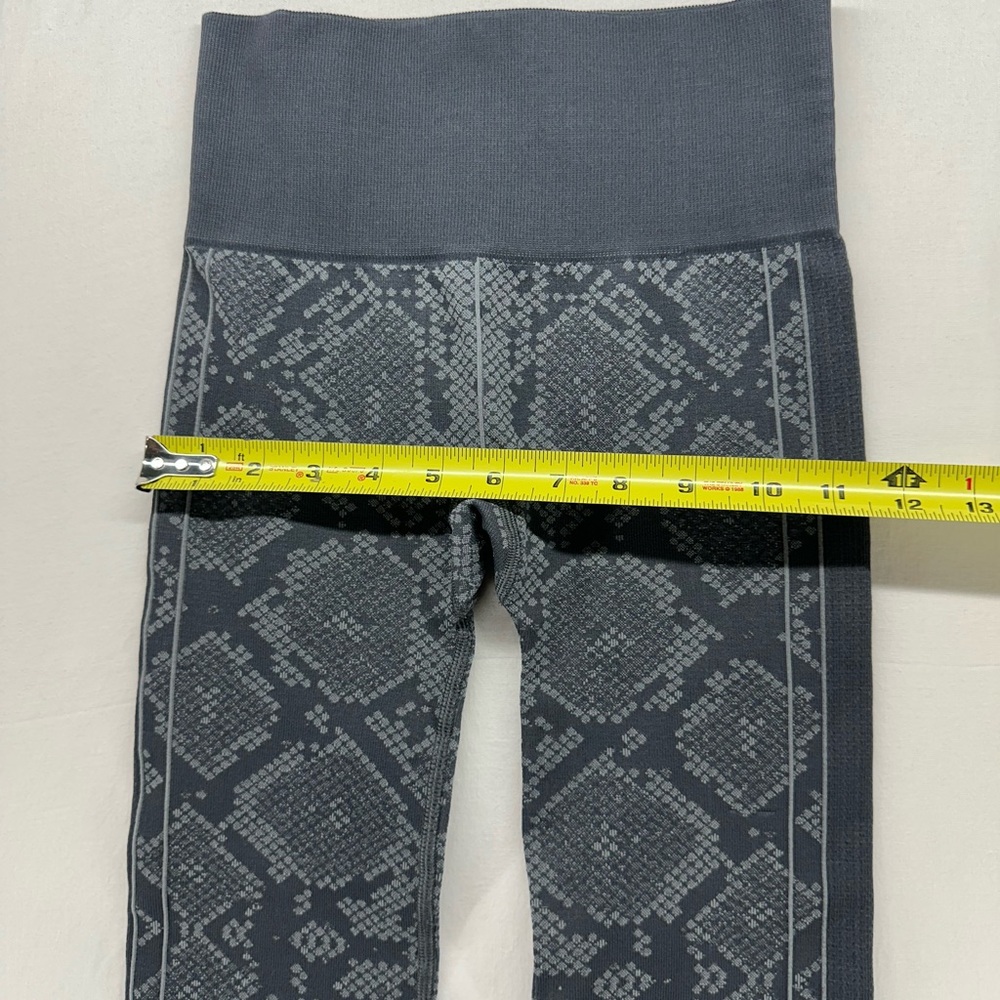 LULULEMON Athletica Leggings Ebb to Street Slate Snake Skin Gray Size 2 - Picture 4 of 7